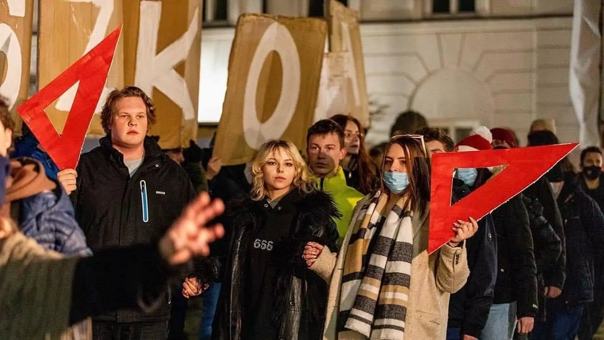 Uczniowie zatańczyli "poloneza sprzeciwu". Apelują o odrzucenie "lex Czarnek"