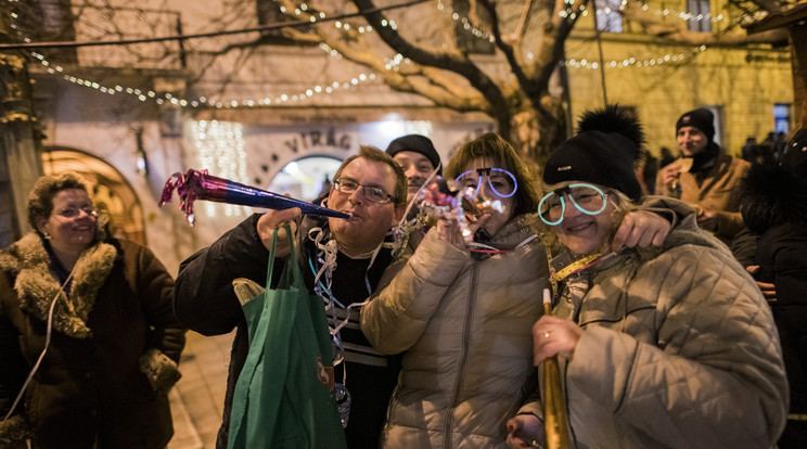 Pécsett  és az ország szinte minden településén ezrek búcsúztatták az óévet az utcán, trombitaszóval