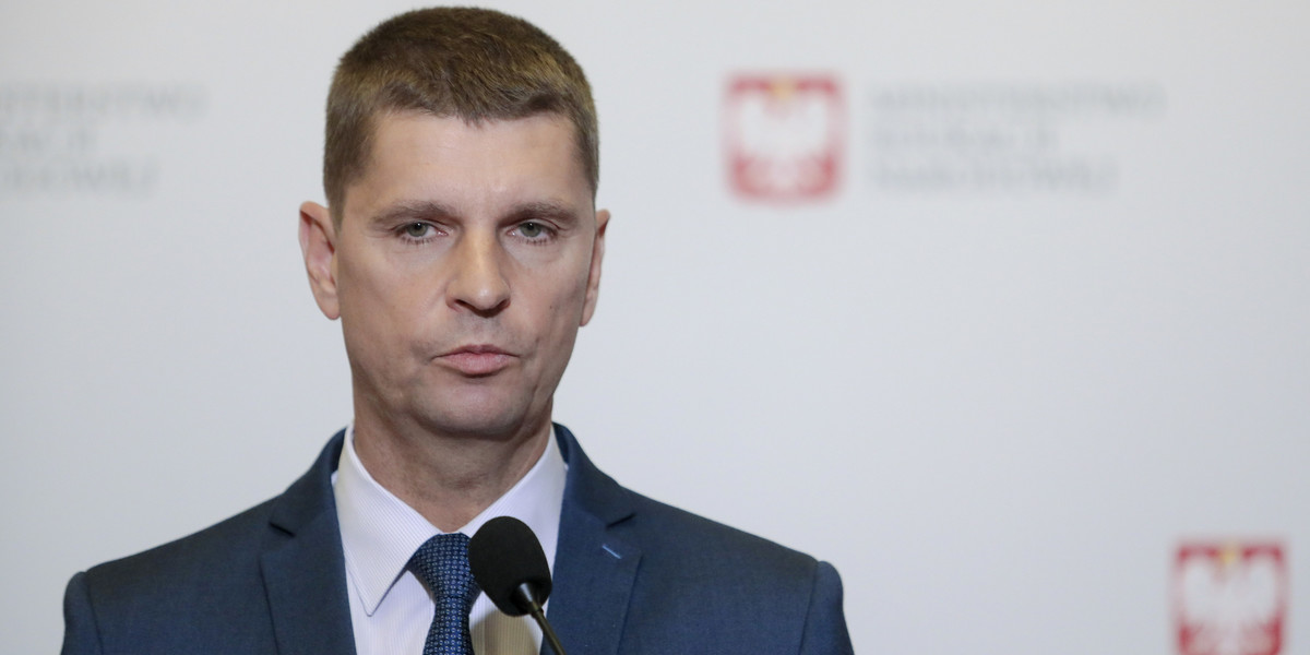 Minister edukacji Dariusz Piontkowski zapewnił, że zapowiadane na drugą połowę 2020 roku podniesienie płac nauczycieli o 6 proc. będzie sfinansowane z przesunięć wewnątrzbudżetowych.