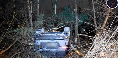 Wypadek i dachowanie porsche. Kobieta w ciąży trafiła do szpitala