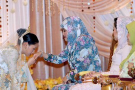 Udala se za PERVERZNOG ROĐAKA i sa njim dobila šestoro dece: KRALJICA BRUNEJA živi u zlatnoj palati, nosi TAŠNE OPTOČENE DIJAMANTIMA - u moru žena samo je ona VELIČANSTVO