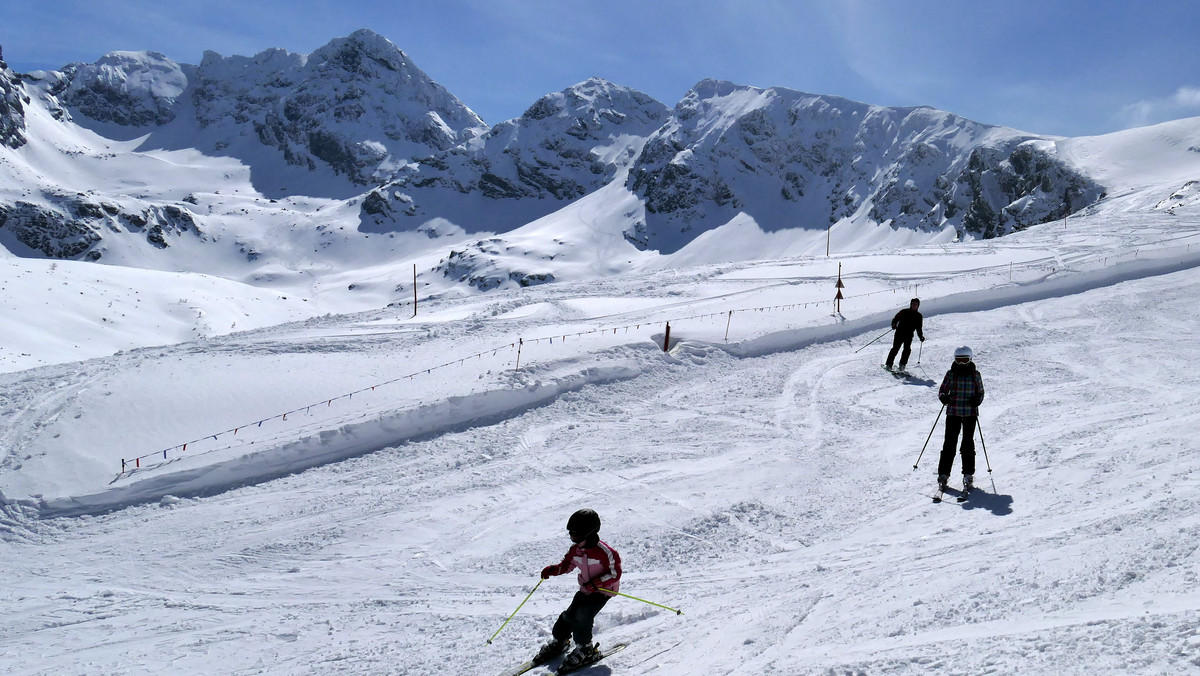 ZAKOPANE TATRY POGODA ŚNIEG (narciarze na Hali Gąsienicowej)