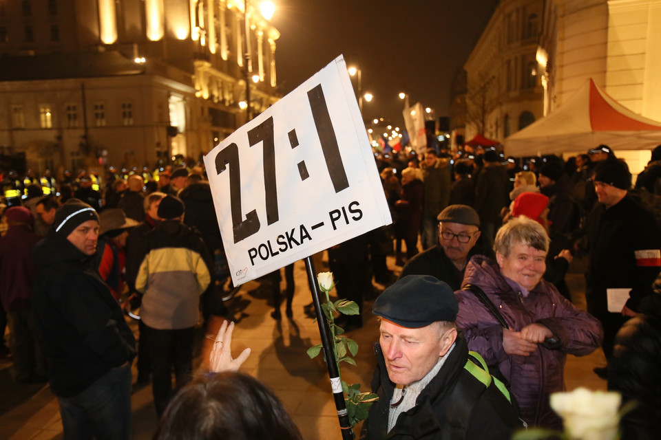 Kontrmanifestaci zgromadzeni w pobliżu uczestników Marszu Pamięci przed Pałacem Prezydenckim