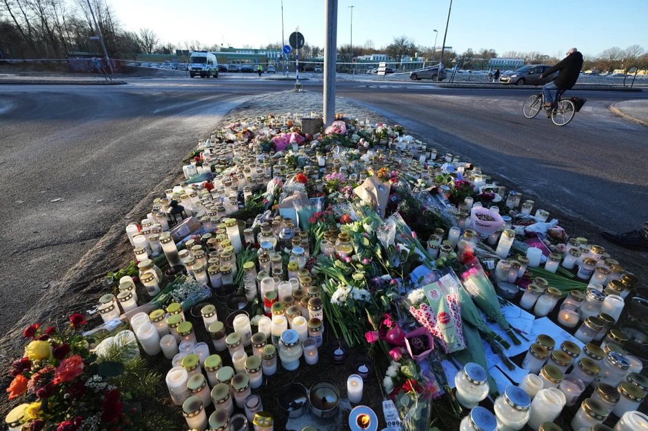 Cveće i sveće za žrtve pucnjave u školi u Erebru u Švedskoj