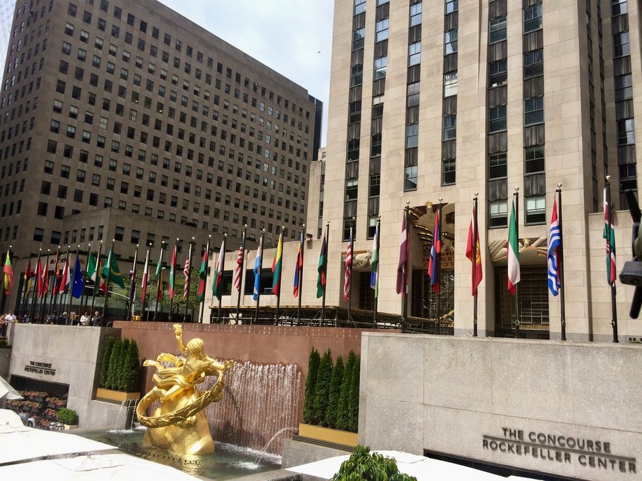 To właśnie przed Rockefeller Center stawiana jest bożonarodzeniowa choinka i otwierane zimowe lodowisko. 