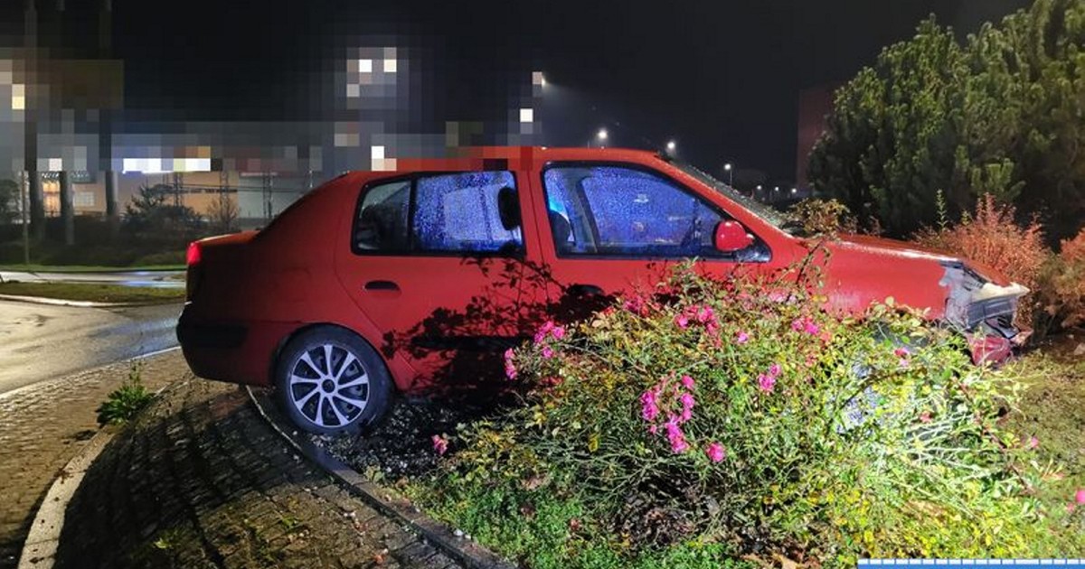 Pijany 23-latek "zaparkował" na rondzie. Uciekał z tajemniczym słoikiem w ręku