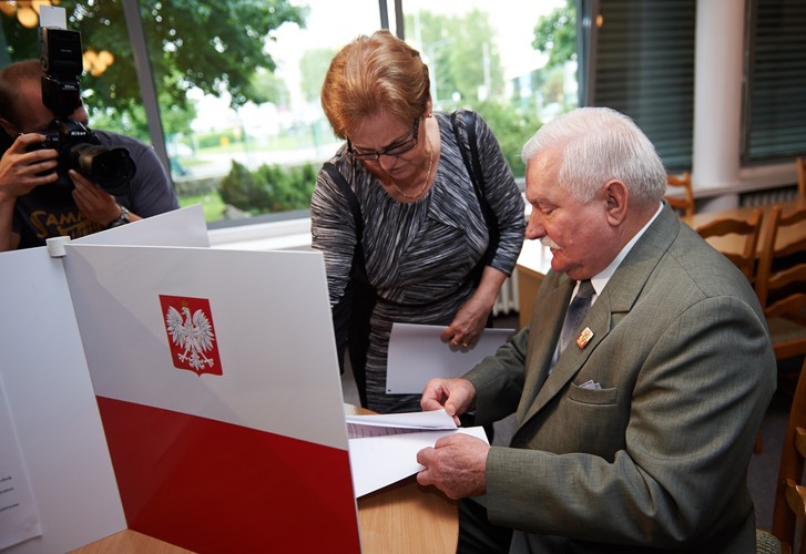 Lech Wałęsa z żoną Danutą w komisji wyborczej w Gdańsku