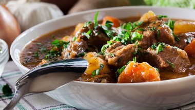 kolagenowy gulasz wołowy.  pełnia smaku i zdrowia w klasycznym daniu