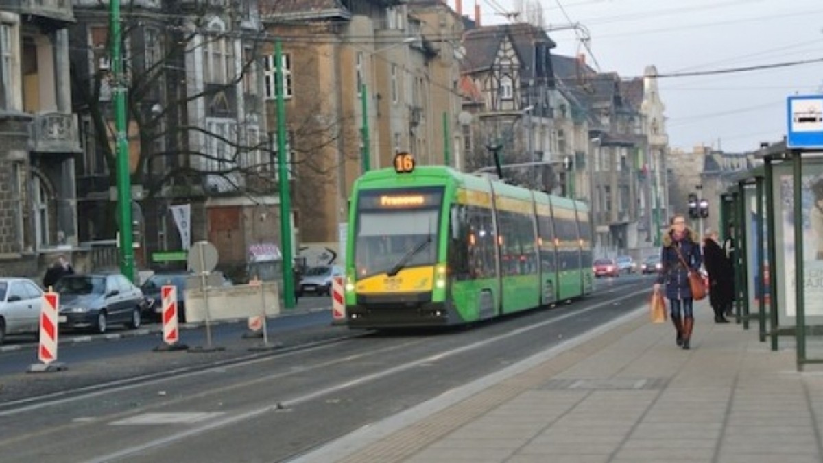 Choć tramwaje wróciły na most Teatralny 9 grudnia ubiegłego roku - nadal przedostanie się na przystanek jest dużym wyzwaniem. Niemal dwumetrowe, metalowe ogrodzenia i słaby stan chodników dają się we znaki pieszym. Obrazu dopełnia krajobraz rodem z filmu wojennego. Dlaczego tak jest niemal miesiąc po zakończeniu remontu?