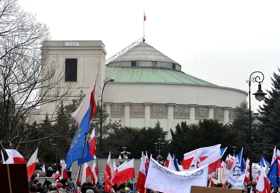 Protesty pod Sejmem widziane z drugiej strony. Minister Błaszczak wylicza winnych, a lista jest bardzo długa