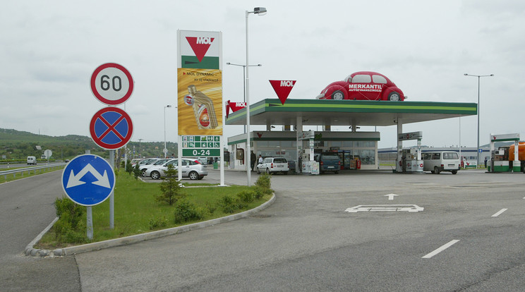 Hamarosan a Mol-benzinkutakon is lehet sorsjegyet vagy lottót venni / Fotó: RAS-Archívum