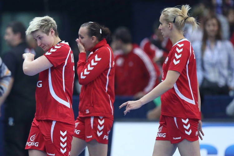 Smutek i łzy polskich szczypiornistek po porażce z Danią