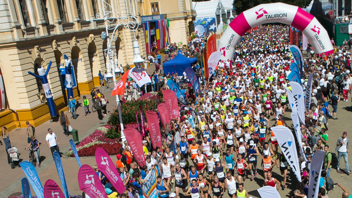 Na IV Festiwal Biegowy Forum Ekonomicznego zjechało w tym roku sześć tysięcy zawodniczek i zawodników z całego kraju i świata, o dwa tysiące więcej niż w roku ubiegłym. Rekordowa była też liczba konkurencji - w przepięknych okolicznościach przyrody Beskidu Sądeckiego wytyczono blisko 20 dystansów o łącznej długości przekraczającej 250 km.