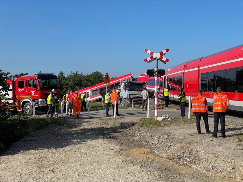 Dramat w Kołbaskowie. Ciężarówka zderzyła się z pociągiem