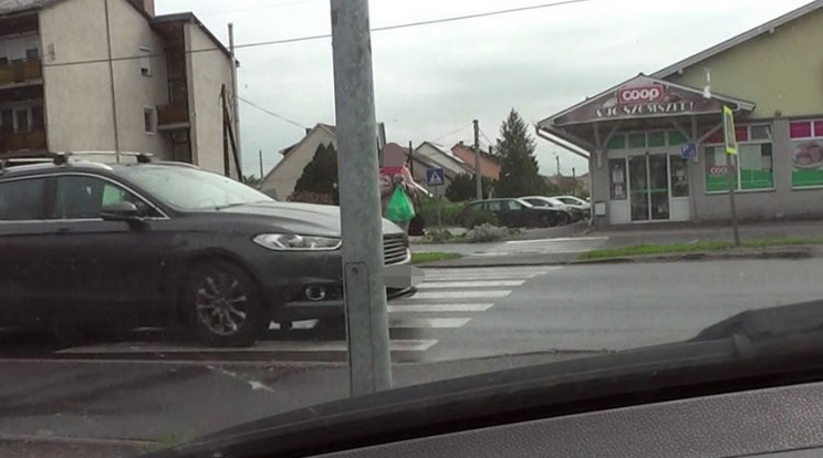 A rendőrség felvétele: épp ellenőrizték a gyalogátkelőhelyet / Fotó: police.hu