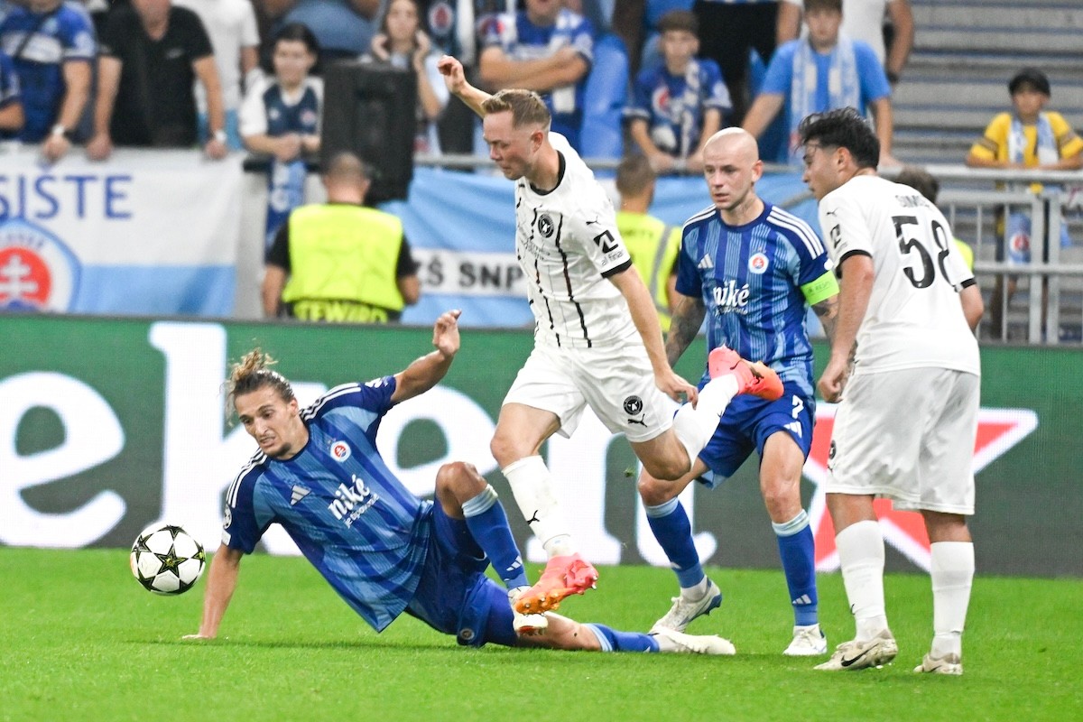 Zľava Július Szöke (Slovan), Joel Andersson (Midtjylland), Vladimír Weiss mladší (Slovan) a Aral Simsir (Midtjylland).