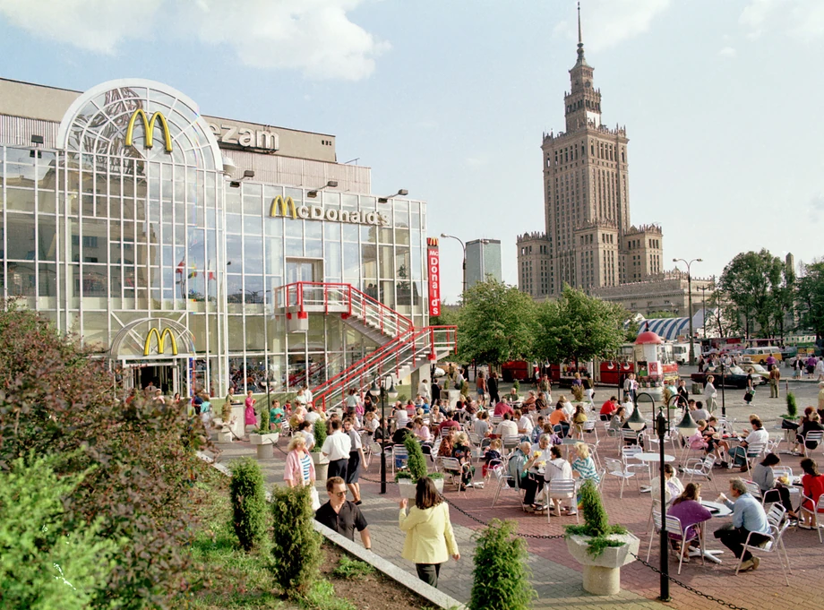 Pierwszy McDonald's w Polsce, otwarty w Warszawie przy ul. Marszałkowskiej 126