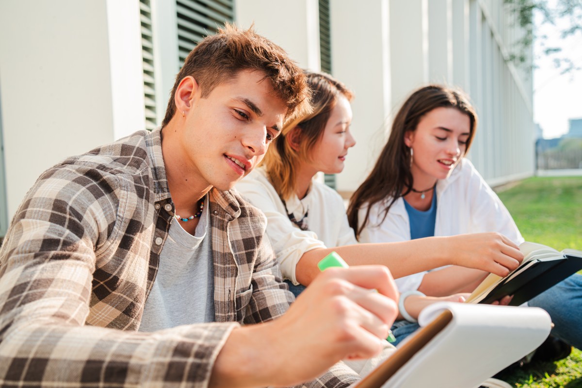 Grupa młodych studentów między zajęciami