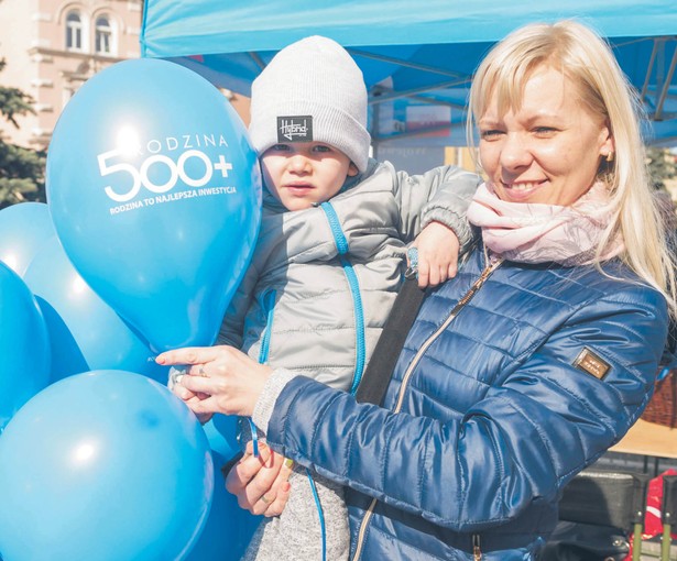 Nowy rząd odziedziczy balast w postaci dodatków typu 500 plus czy obniżenie stawki PIT z 18 do 17 proc.