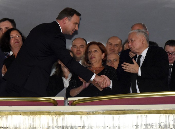 Prezydent Andrzej Duda i prezes PiS Jarosław Kaczyński podczas uroczystej premiery filmu 'Smoleńsk'