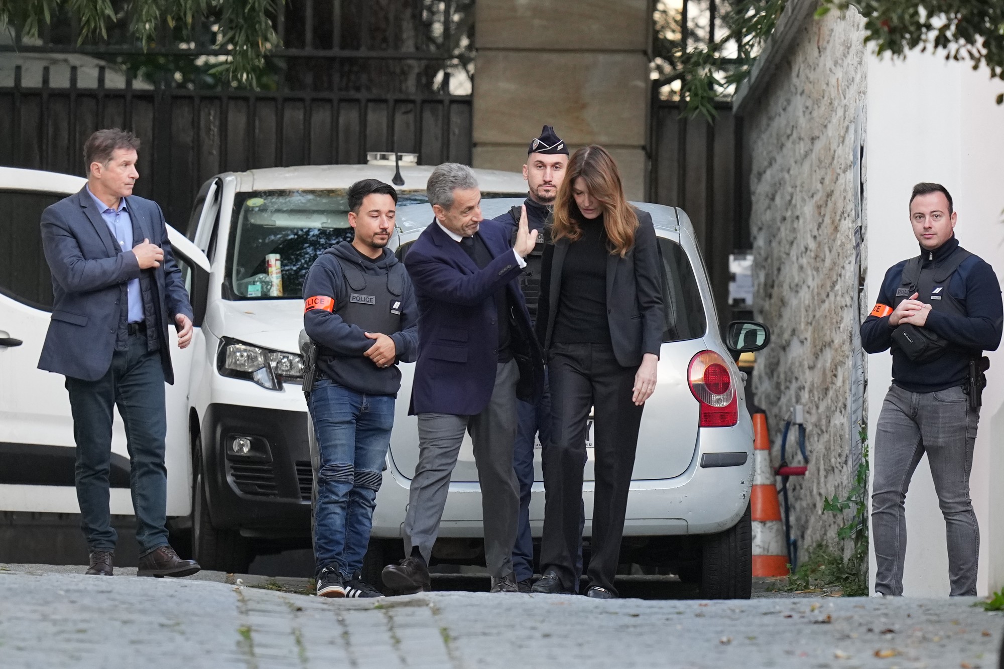 Francúzskeho exprezidenta Nicolasa Sarkozyho uznal súd vinným.