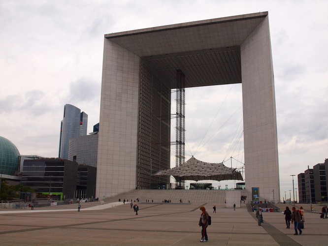 Symbolem dzielnicy jest centralnie usytuowany Wielki Łuk Braterstwa (Grande Arche de la Fraternité). Konkurs na projekt tego obiektu został rozpisany przez ówczesnego prezydenta Francji Francois Mitteranda, a jego zwycięzcą został duński architekt Johann Otto von Spreckelsen. Budowę Łuku rozpoczęto w 1982 roku i zakończono osiem lat później. Mierzący 110 metrów Łuk ma symbolizować idee humanistyczne i nawiązywać do słynnego paryskiego Łuku Triumfalnego (Wielki Łuk braterstwa znajduje się w jednej linii z Łukiem Triumfalnym). Budynek na wymiary prawie idealnego sześcianu (112 x 110 x 108 m), który jest w stanie pomieścić paryski Łuk Triumfalny. W obiekcie swoje siedziby mają m.in. francuskie ministerstwo ekologii, zrównoważonego rozwoju i energii. Pod Grade Arche znajdują się stacja metra, kolei regionalnej i autostrada. Na zdj. Grand Arche de la Fraternite w biznesowej dzielnicy Paryża.