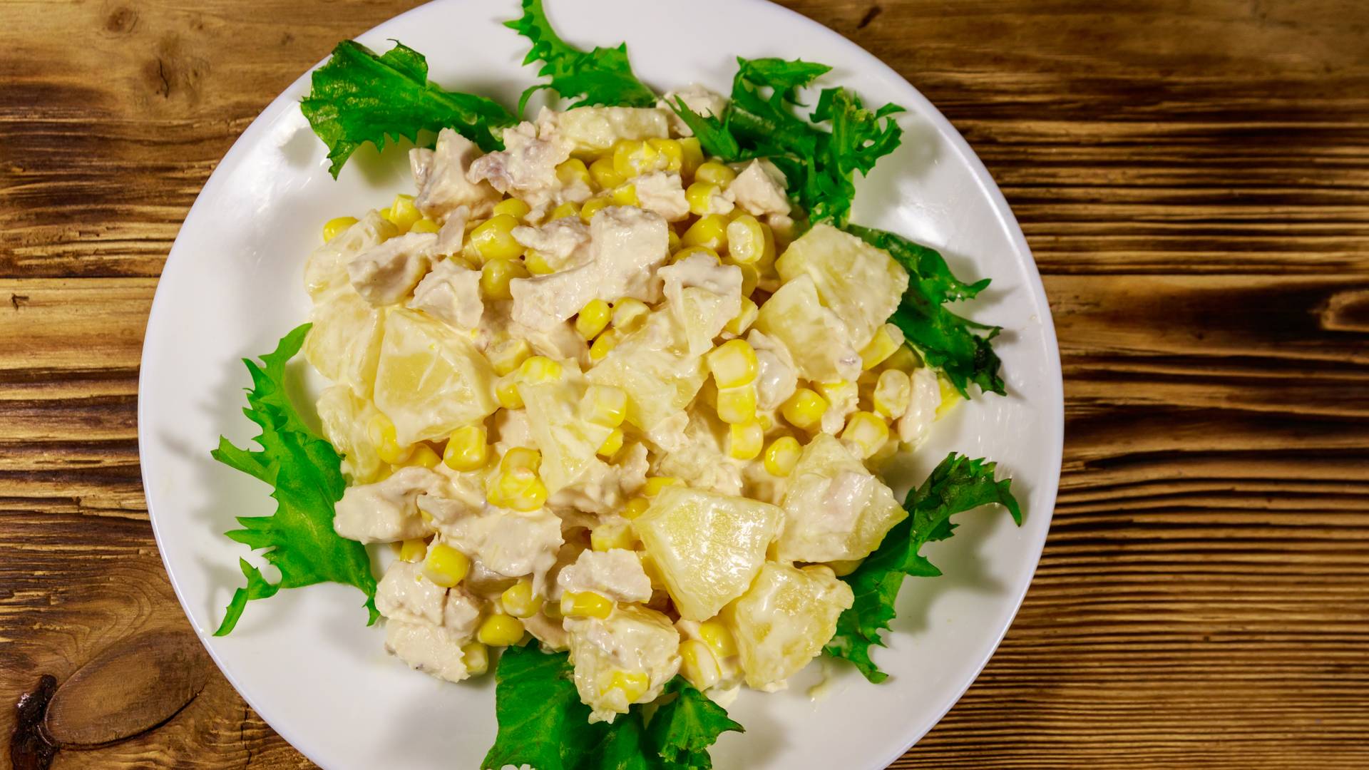 Sałatka hawajska – przepis na sałatkę z kurczakiem i ananasem
