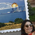 Eksplozja mostu na olbrzymim znaczku pocztowym. Ukraińcy pozują do zdjęć