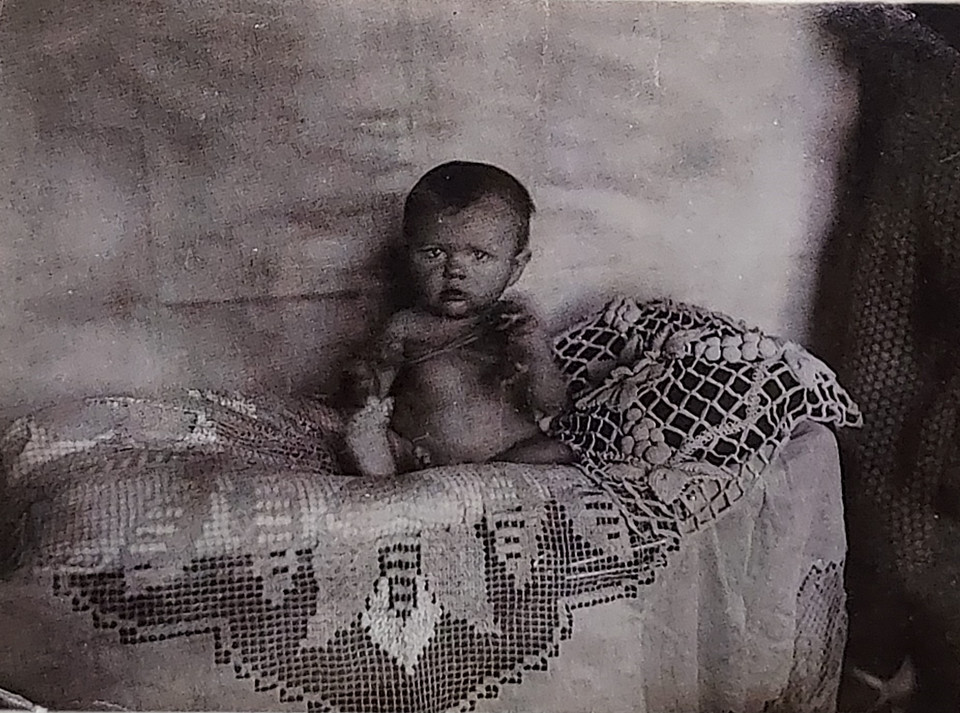 Fotografia Krysi Jaworowskiej wykonana w Zaściankach k. Białegostoku, 20.10.1940 r. z dopiskiem w Bijsku (ZSRS), 1941 r., ze zbiorów Muzeum Pamięci Sybiru  