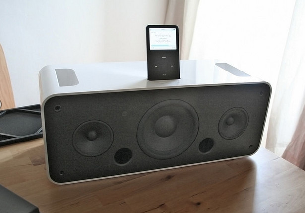 Głośnik/stacja dokująca iPod Hi-Fi miała być doskonałym uzupełnieniem hitowego odtwarzacza multimediów. Urządzenie przetrwało na rynku zaledwie przez rok czasu. Krytykowano jego wysoką cenę, niską jakość dźwięku oraz brak wbudowanego radia FM.