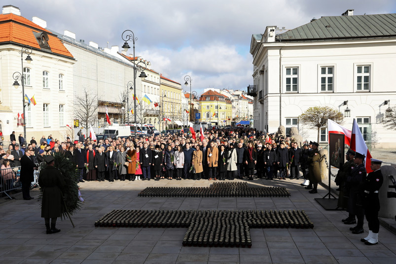 Apel Pamięci rozpoczął się o godz. 9 w niedzielę. Uczestniczyli w nim m.in. marszałek Sejmu Elżbieta Witek, wicepremier, prezes PiS Jarosław Kaczyński, wicemarszałkowie Sejmu, przedstawiciele rządu i PiS oraz rodzin katastrofy smoleńskiej.