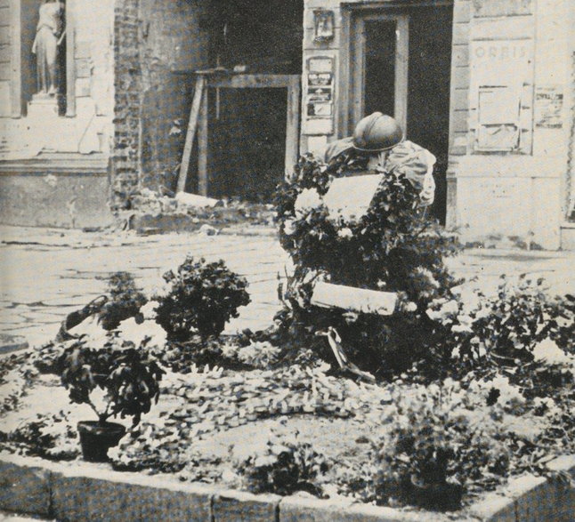 Tylko niewielki odsetek polskich ofiar II wojny światowej zginął w wyniku działań zbrojnych Na zdjęciu grób żołnierza, poległego podczas obrony Warszawy.