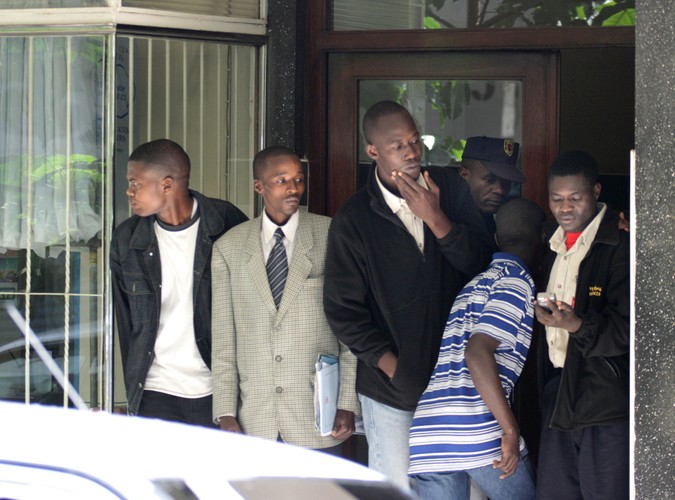 Ulice co jakiś czas wstrząsane są wybuchami gazu łzawiącego