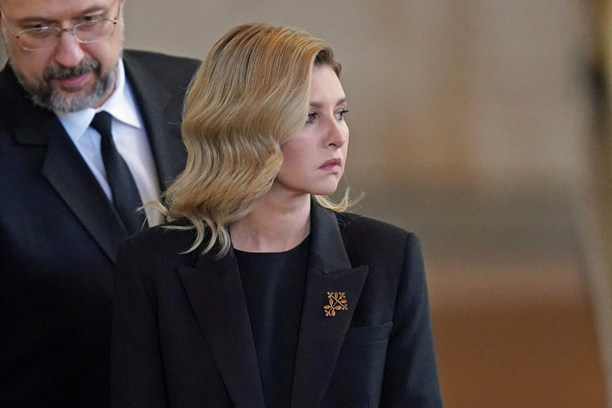 Zosnulej kráľovnej Alžbete II. vzdala poctu v nedeľu aj Olena Zelenská.