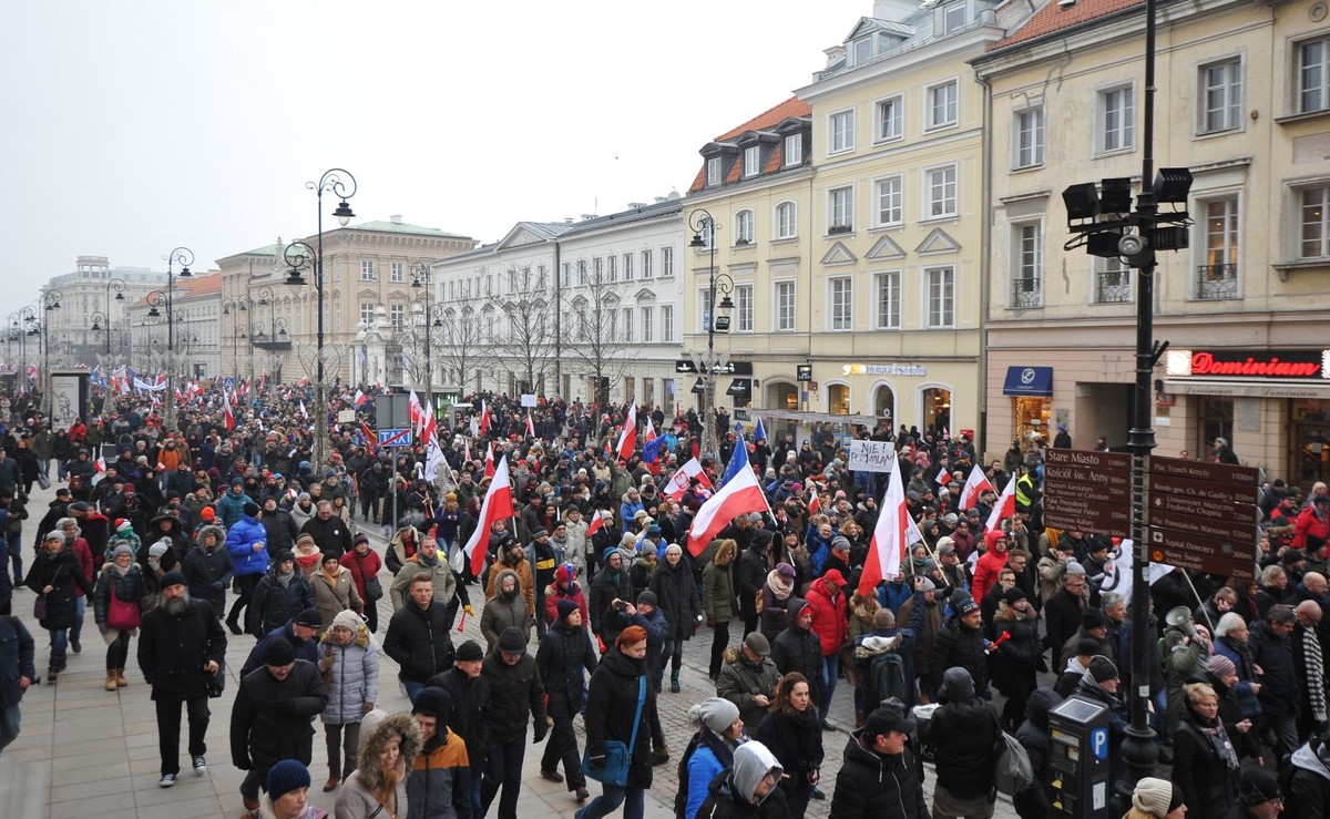 Protestujący na trasie spod Pałacu Prezydenckiego pod Sejm