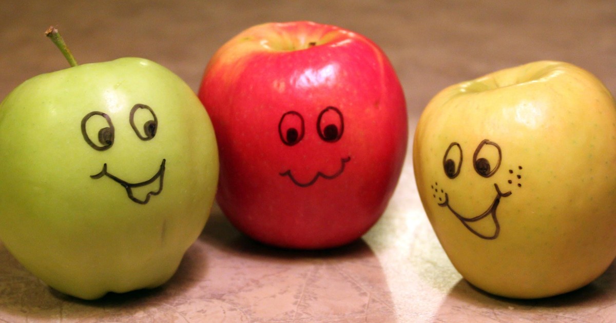 Карточка яблоко. Тянется за яблоком. Яблоко мой друг. Яблоко с сердечком. Сердце в руках.