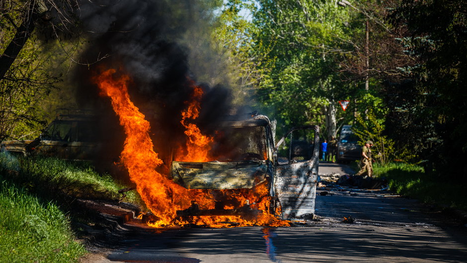 Płonący samochód w obwodzie donieckim 3 maja 2023 r. 