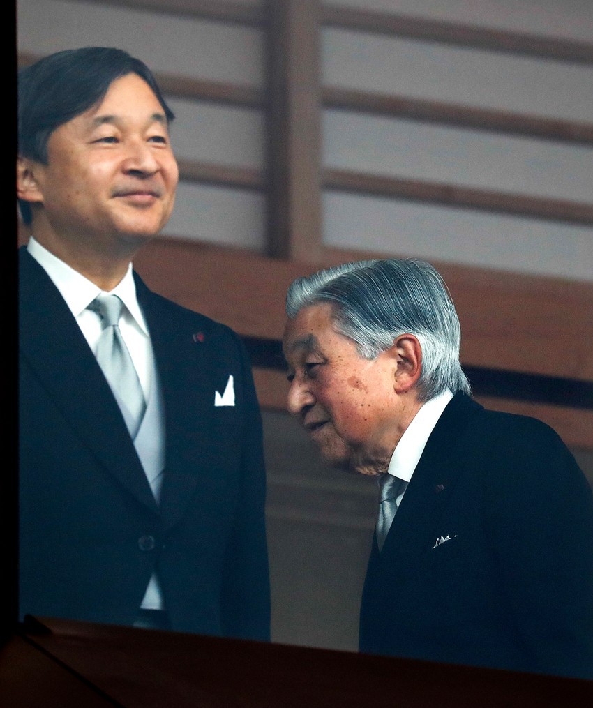 Japanski car Akihito sa naslednikom Naruhitom