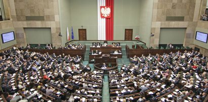 Nowy sondaż uwiera PiS. Takiego spadku się nie spodziewali