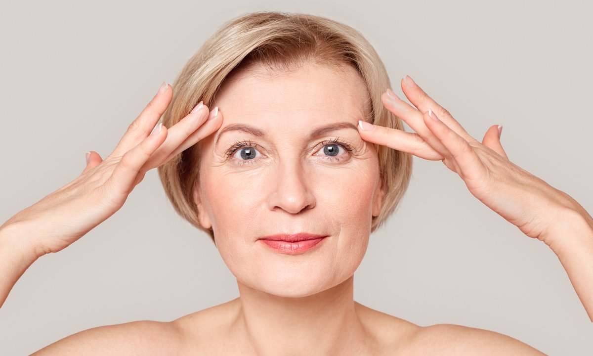 Kremowy magik na opadającą powiekę. Unosi i naciąga skórę jak skalpel