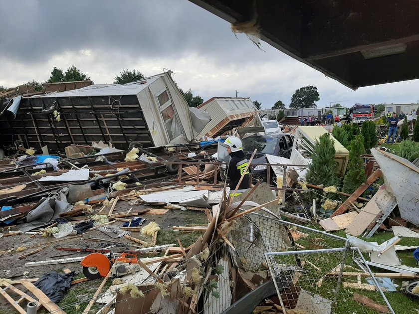 Trąba powietrzna porwała 8 domków holenderskich w Ustroniu Morskim. Są ranni