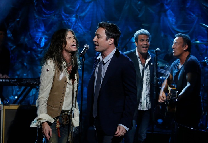 Steven Tyler, Jimmy Fallon, Mark Rivera i Bruce Springsteen podczas koncertu dla ofiar huraganu 'Sandy'