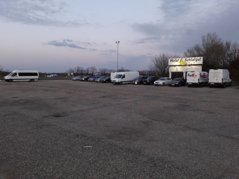 Kombi i petnaestak automobila sa našim državljanima peti dan čeka u mestu Nikelsdorf