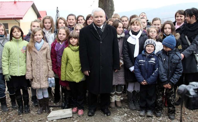 Kaczyński z rozpiętym rozporkiem. Przemawiał, gdy nagle...