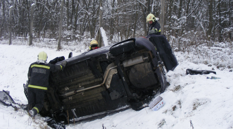 Árokba csapódott egy gépkocsi az M3-as autópályán / Fotó: PMKI Gödöllő HTP