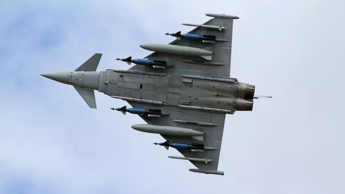 Eurofighter Typhoon z podwieszonymi bombami typu Paveway (niebiesko-czarne)