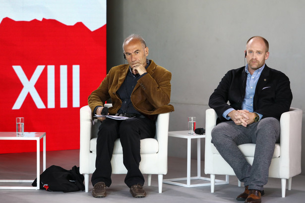 Dziennikarz Omiros Tachmazidis (po lewej) i Johannes Ortmann podczas panelu "Sprawiedliwy pokój - reparacje, zadośćuczynienie, pojednanie"