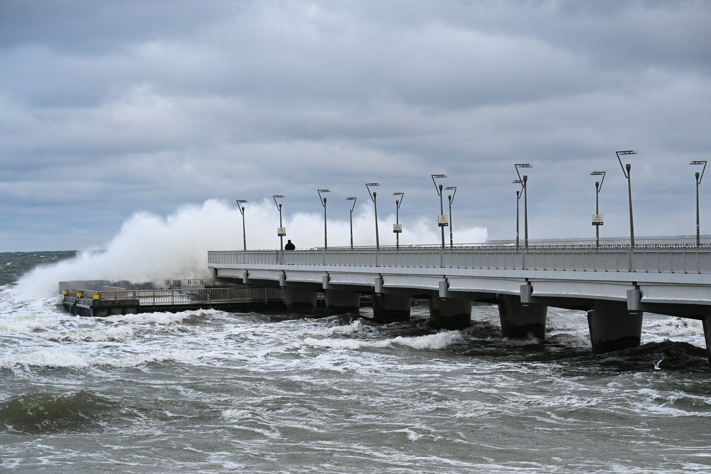 IMGW ostrzega: 80% szans na wysoką wodę na Wełie, sztorm na Bałtyku