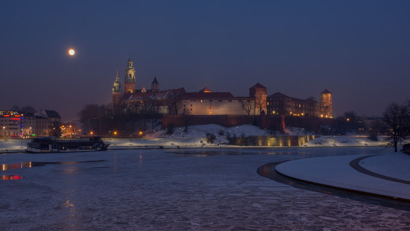 Widok na Wawel nocą