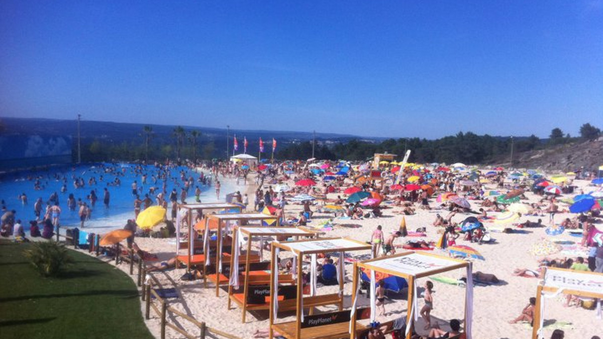 W miejscowości Mangualde, na północy Portugalii, uruchomiono pierwszą w Europie sztuczną plażę. Na posiadłości usytuowanej 100 km od wybrzeża Atlantyku zainstalowano gigantyczny basen ze słoną wodą oraz panele imitujące niebo i linię horyzontu.